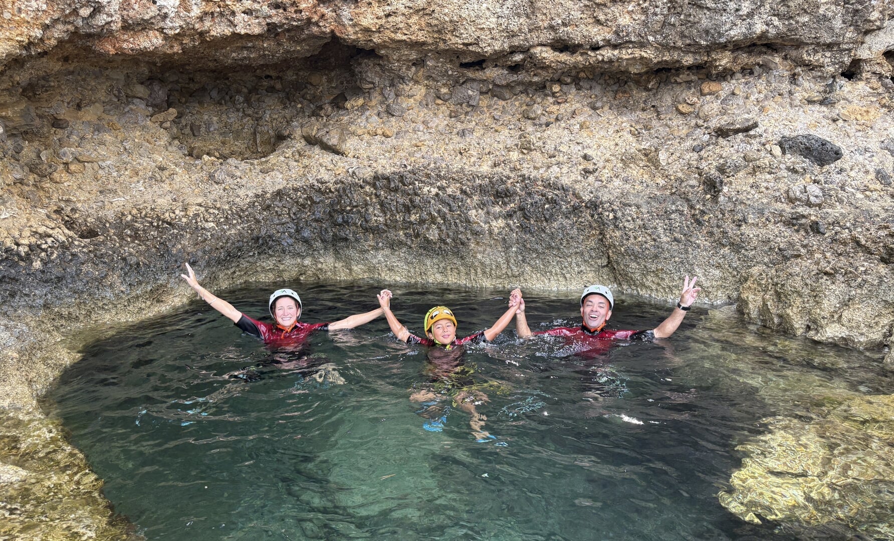 Erkundung einer Meereshöhle beim Coasteering in Alcudia