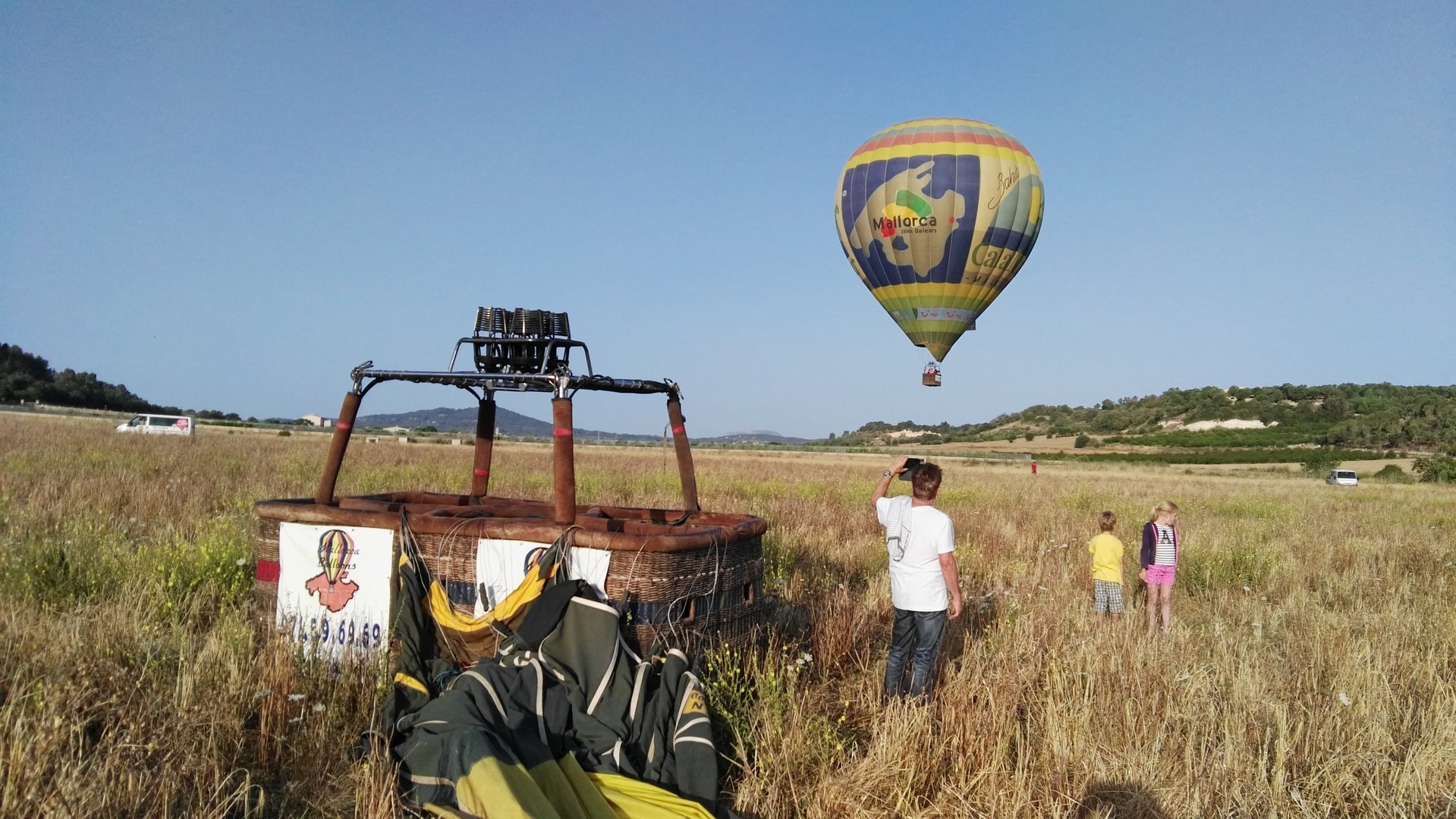 Ballonlandung auf dem Feld