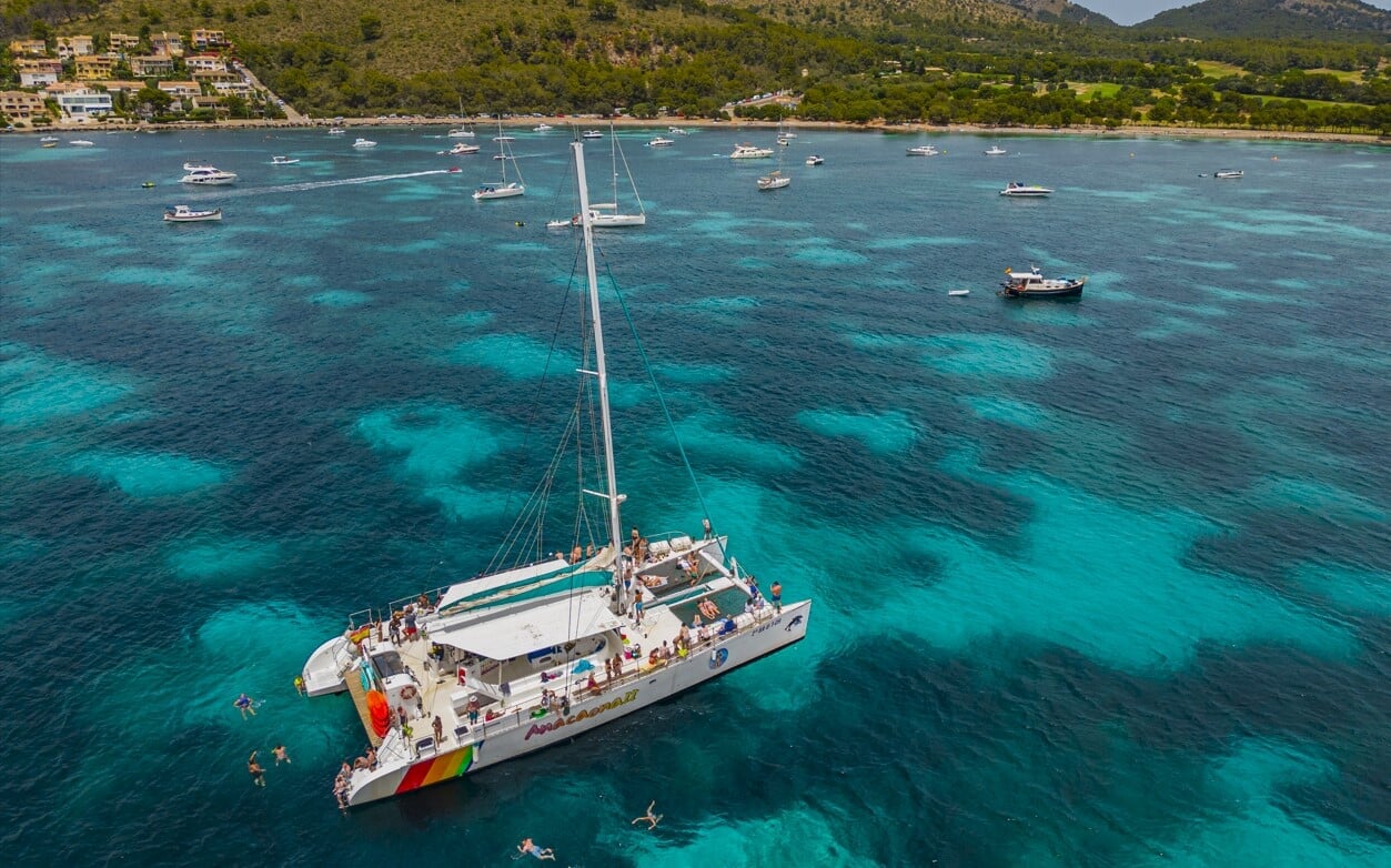 Katamaran ankert am Strand