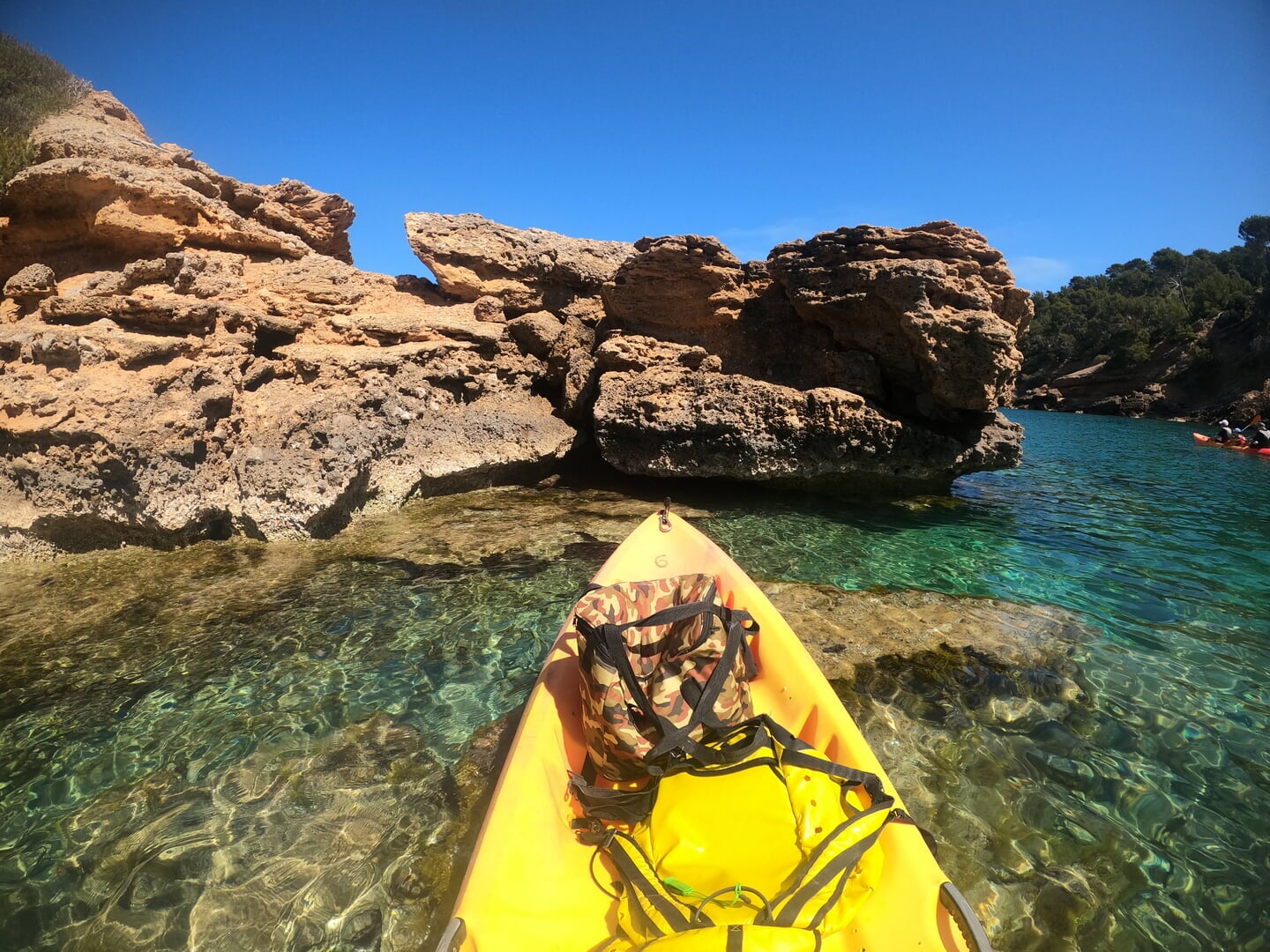 Paddeln durch kristallklares Wasser