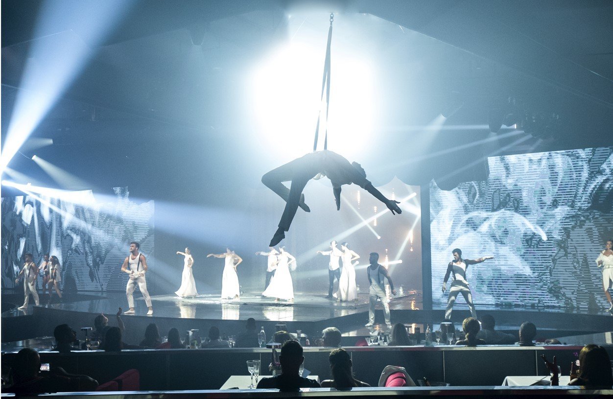 Exhibit_Official_acrobats Sprung neues show son amar