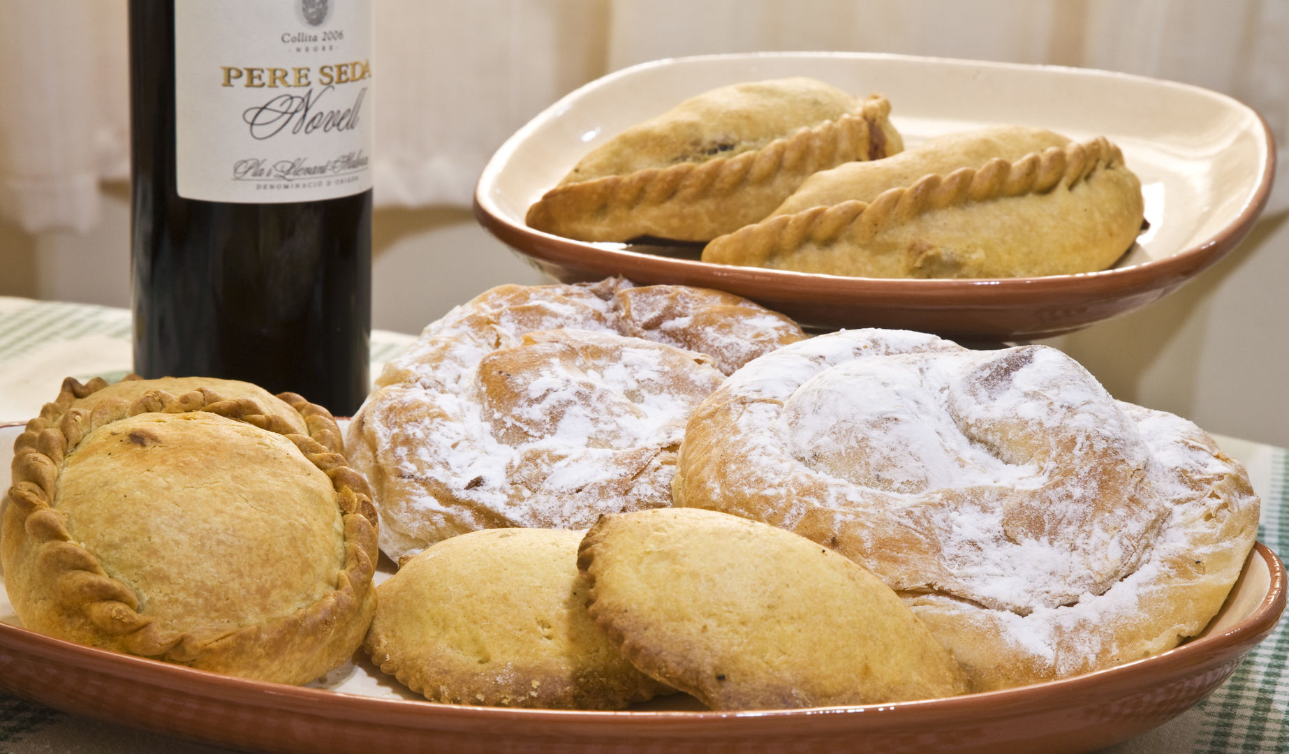 Teller zu probieren wahrend Alcudia Ausflug