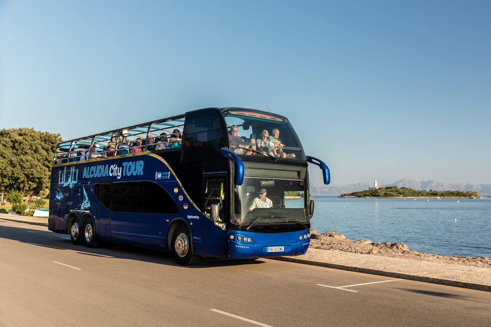Autobus Alcudia przed Zatoką Alcudia