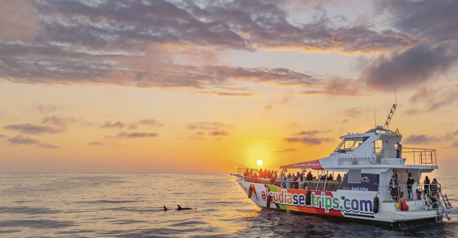 Wschód słońca i łódź