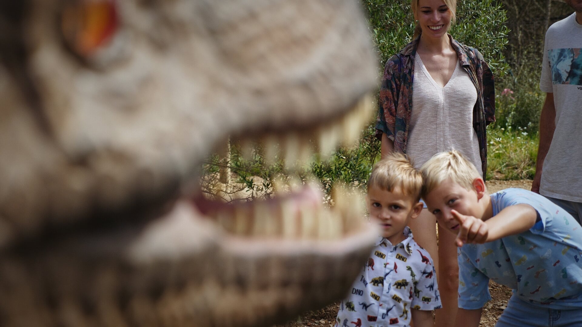 Postać w krainie dinozaurów